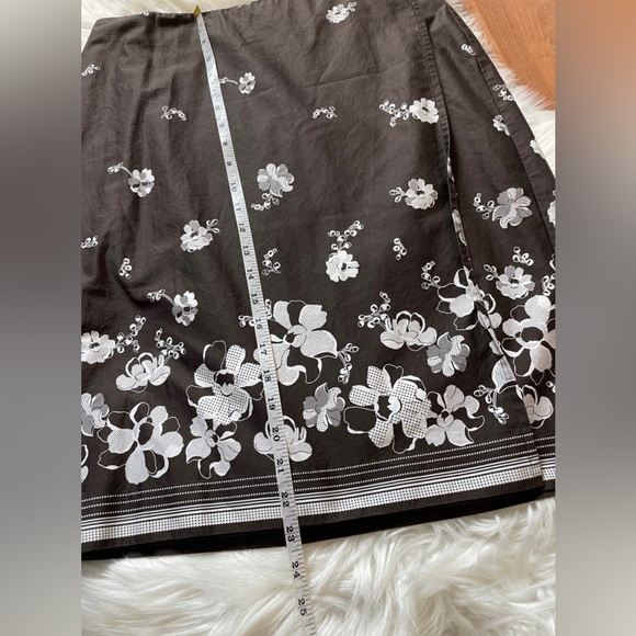 Ann Taylor Brown Floral Wrap Skirt Size 12 - Picture 5 of 7